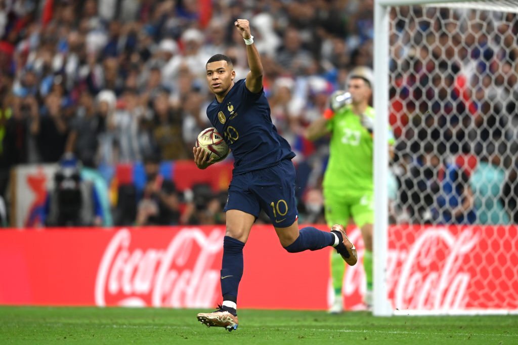 No player in the 92-year history of the World Cup has scored more goals in the Final than Kylian Mbappé (3).

He turns 24 years old on Tuesday. 🤷‍♂️

#FIFAWorldCuplive #WorldCup #ArgentinaVsFrance #ARGKSA #FIFAWorldCupFinal #Messi𓃵