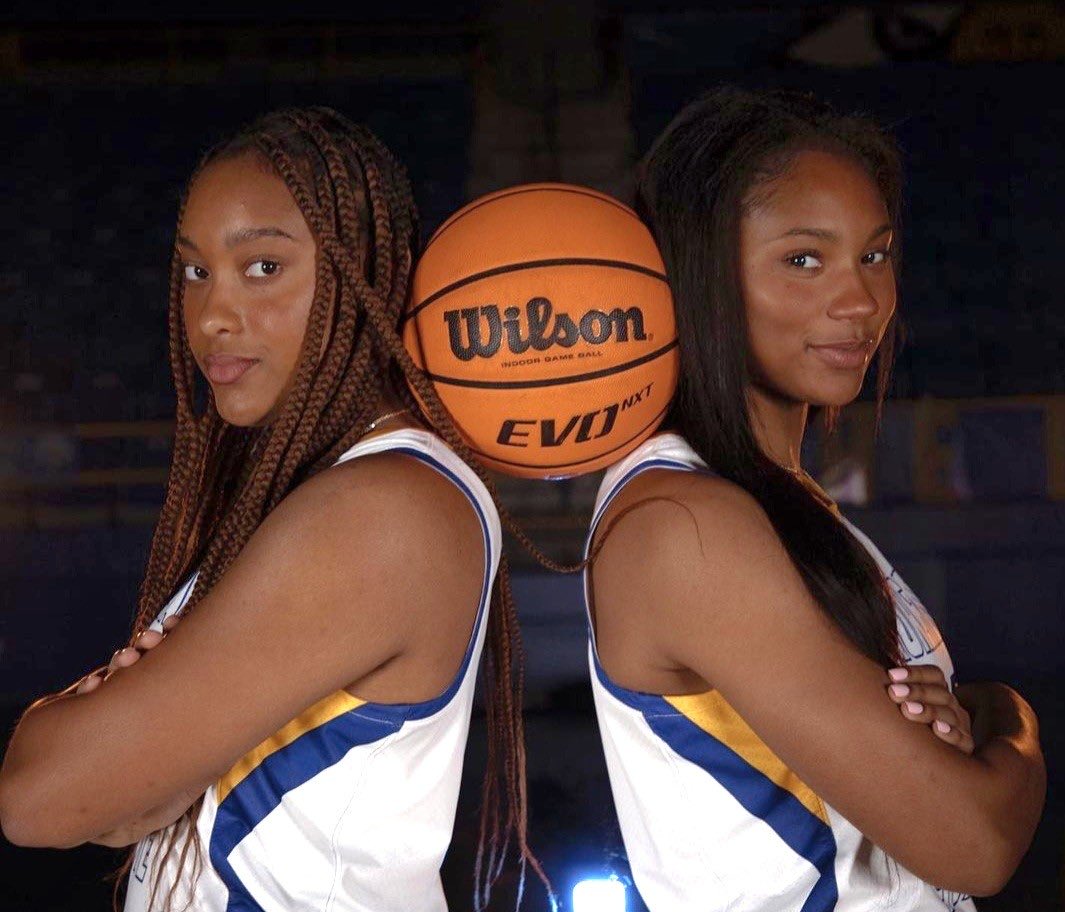 They Put The Winning In Twinning 😜Happy National Twin Day to my favorite duo <a href="/JRhodes2022/">JaydenRhodes2022</a> &amp; <a href="/HRhodes2022/">Hallie Rhodes</a>!!! #NCAAW 🏀🔥