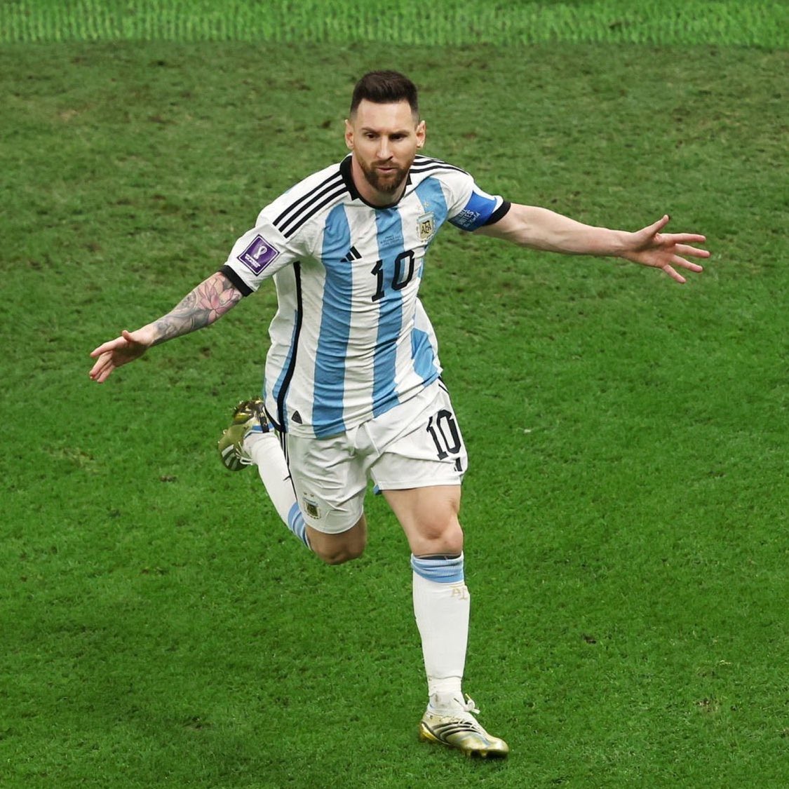 poptime's tweet photo. Um anão, bissexual, idoso e latino fazendo história: Lionel Messi você é maior que o seu próprio país! https://t.co/DnCBYEjGce