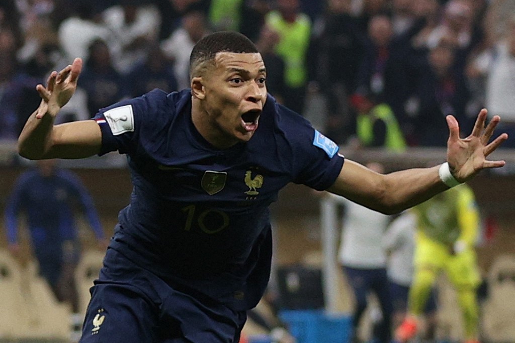 thefield_in's tweet photo. #FifaWorldCup #Qatar2022

France are level again! Hat-trick for Kylian Mbappe! 👏👏

What. Is. Happening?! 

#ARG vs #FRA:
https://t.co/B8zXIOKxIQ https://t.co/hXdOYWIU7t