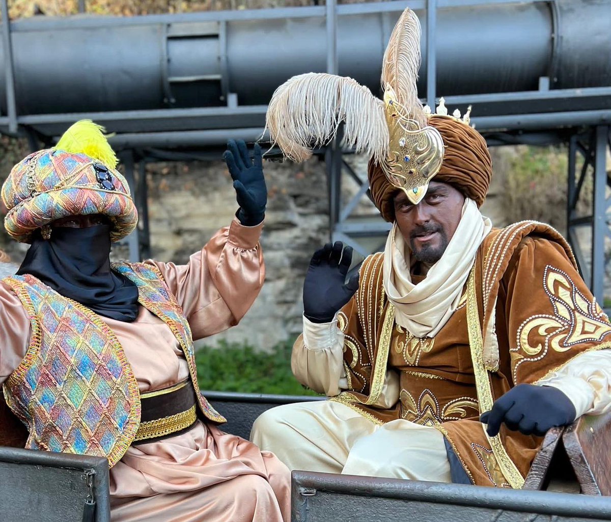 ReisMagsCercs's tweet photo. Ses Majestats tornen cap a l’Orient satisfets amb la recollida de carbó d’aquest matí però sobretot molt contents d’haver-vos pogut saludar de nou.

Moltes gràcies a totes aquelles persones que han fet possible la visita dels Reis Mags.

#recollidadecarbo #reismagscercs #bergueda https://t.co/Mrb0evVmq5