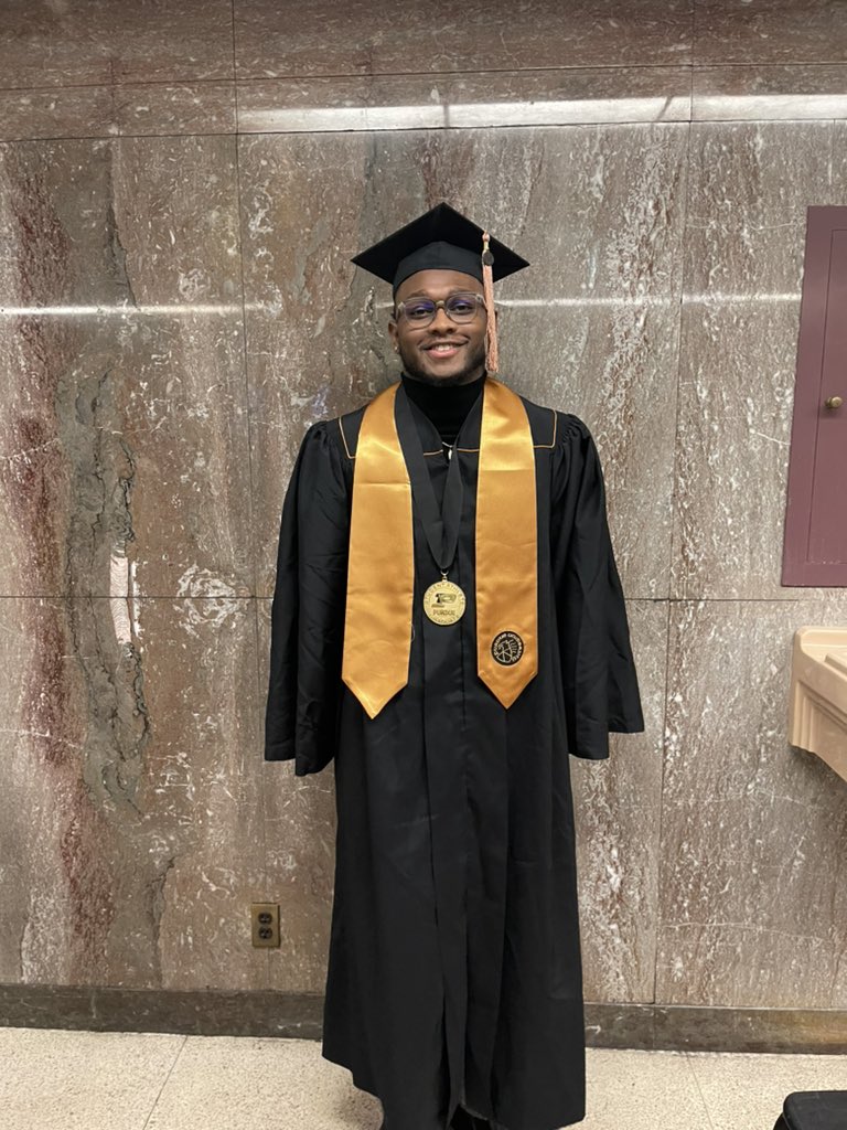 MsColaB214's tweet photo. Proud of my son!! My 2022 Purdue University College Graduate, Nyles completed his Bachelor’s Degree in Finance in less than four years!!! 👨🏾‍🎓🎓🥰🍾🥂

#Purdue #BoilerUp #graduation2022 #collegegrad #nordonia #GoKnights #ProudMom #ProudMoment https://t.co/4IFkEtDZOO