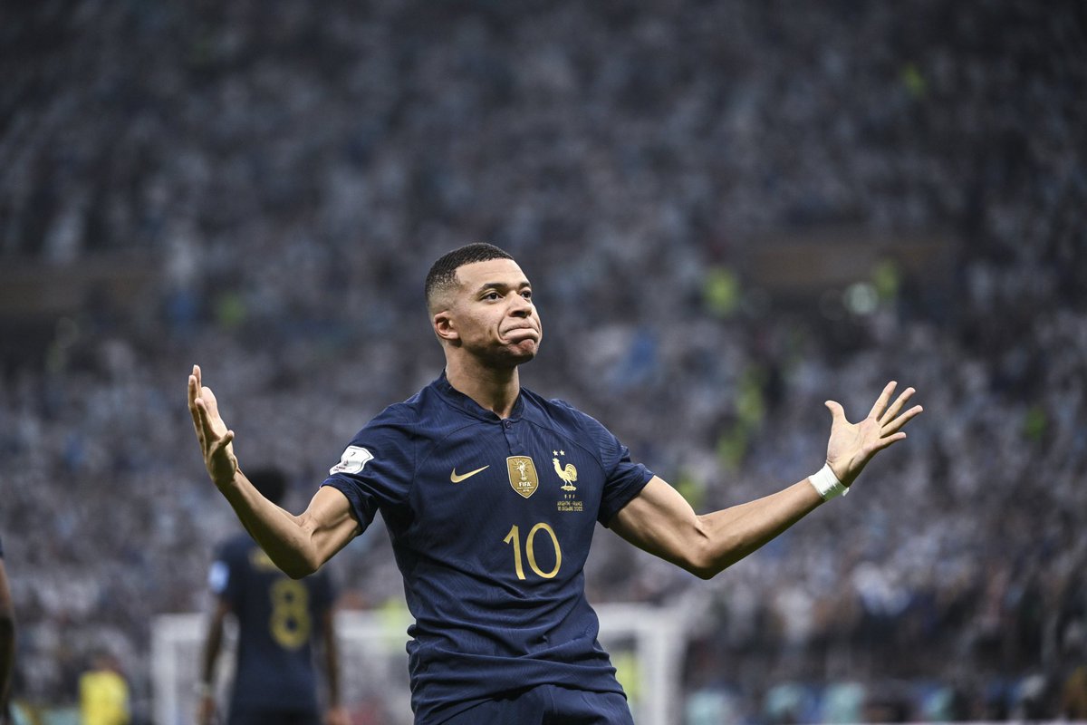 HTE__Sports's tweet photo. Mbappé chega a 12 gols marcados em Copas do Mundo e iguala Pelé!

Mbappé - 12 gols em 14 jogos
Pelé - 12 gols em 14 jogos https://t.co/hfXOlAy2tG
