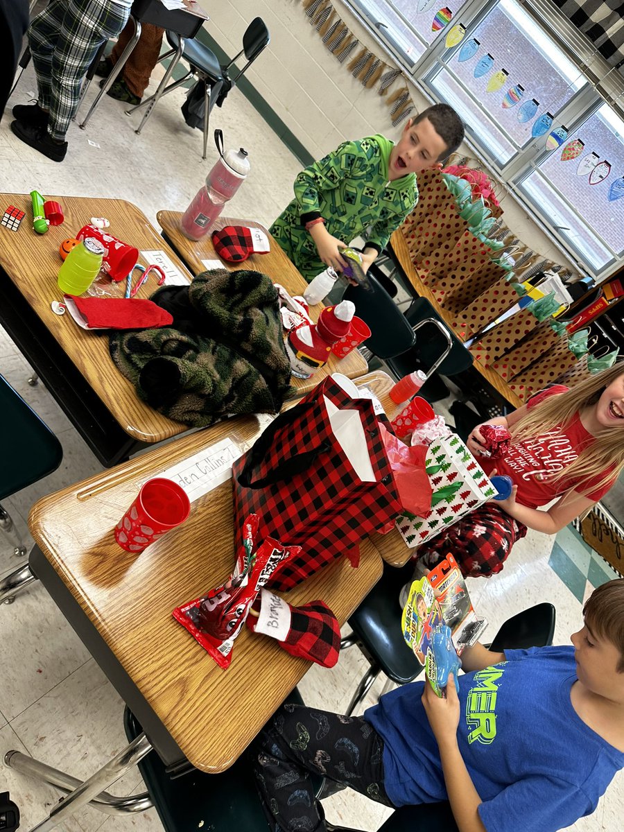 Pancakes, hot cocoa, Polar Express, sock snowmen, crafts, games, presents, and a visit from our favorite pup Nash! I would say our last day before break was a success! ❤️