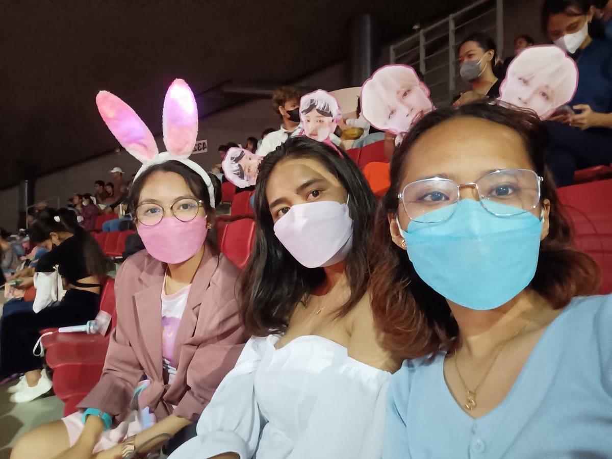 h3ll0_exoteen's tweet photo. lastly, to my two cousins na kasama ko simula't sapul talaga :< no words can express how thankful I am sainyong dalawa. sa dami ng struggles and iyak natin dito, finally, we made it @prim_ari &amp; @17_sevi 🥺💖 https://t.co/oF4IRXuTok