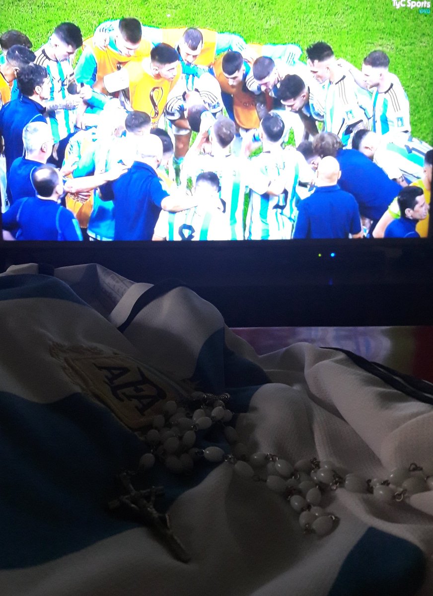 DaySoledad25's tweet photo. Porfavor🇦🇷 #FIFAWorldCup Vamos Argentina ☘🇦🇷🙏 https://t.co/1Q06p4VQT0