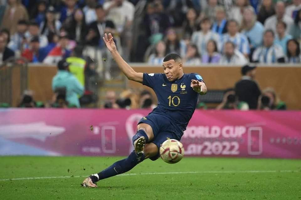 Frankydhes's tweet photo. Mbappe to the World⚽️
#FWC2022
#FRANCE
#WorldCupFinal https://t.co/CWihEpoE87