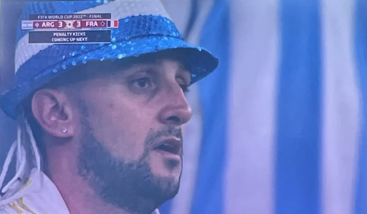 Make_itnashty's tweet image. Oh my God, did you see Brian’s hat?