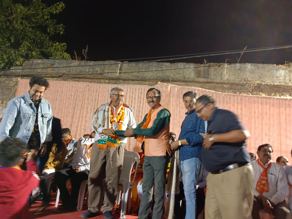DevendraYagnik's tweet photo. @RahulPJani જંગી બહુમતીથી વિજયી બની વિશેષ કીર્તિમાન સ્થાપિત કરેલ મુંદરા માંડવી વિધાનસભાના માનનીય ધારાસભ્ય શ્રી અનિરૂદ્ધ ભાઈ દવે સાહેબના હસ્તે ખૂબ વધારે લોક કલ્યાણ ના કાર્યો થાય તેવી હાર્દિક શુભકામના !
🇮🇳🚩☘️🌹🌺 વંદે માતરમ્ .🙏🏻 https://t.co/NLVCscudSb