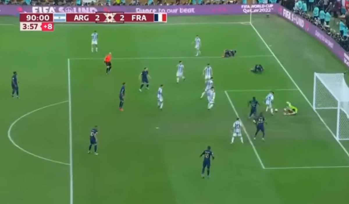 Joey_JCVD's tweet photo. J'aimerais comprendre comment c'est possible de pas siffler ce coup franc indirect et de carrément mettre un jaune à Giroud sur cette action mdr (un check de var et c'est réglé) #ARGFRA https://t.co/wudhoZAlkd