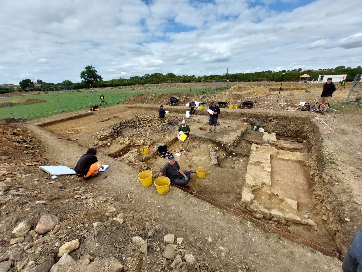 #ArchaeologyAdvent Day 19: Students from @ArchAncHistLeic and volunteers from @LFieldworkers were critical to the success of our excavations at #RutlandRomanVilla this year.
#handsonarchaeology #communityarchaeology #outreach #Rutland #archaeology #Christmas