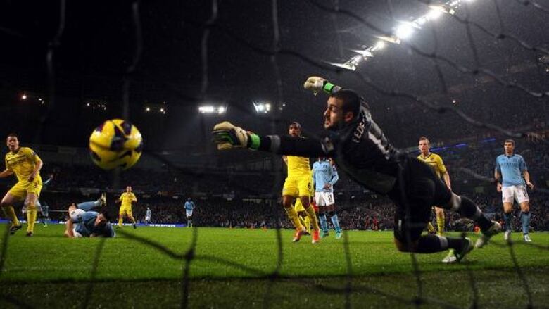 OTD_PL's tweet photo. #OnThisDay in 2012: @ManCity 1-0 @ReadingFC.
Gareth Barry scored an injury-time winner as Man City left it late to break Reading's heart at the Etihad. It was his last PL goal for the club before departing at the end of that season. #MCFC 🔵🏴󠁧󠁢󠁥󠁮󠁧󠁿 https://t.co/14fBeZYBQQ