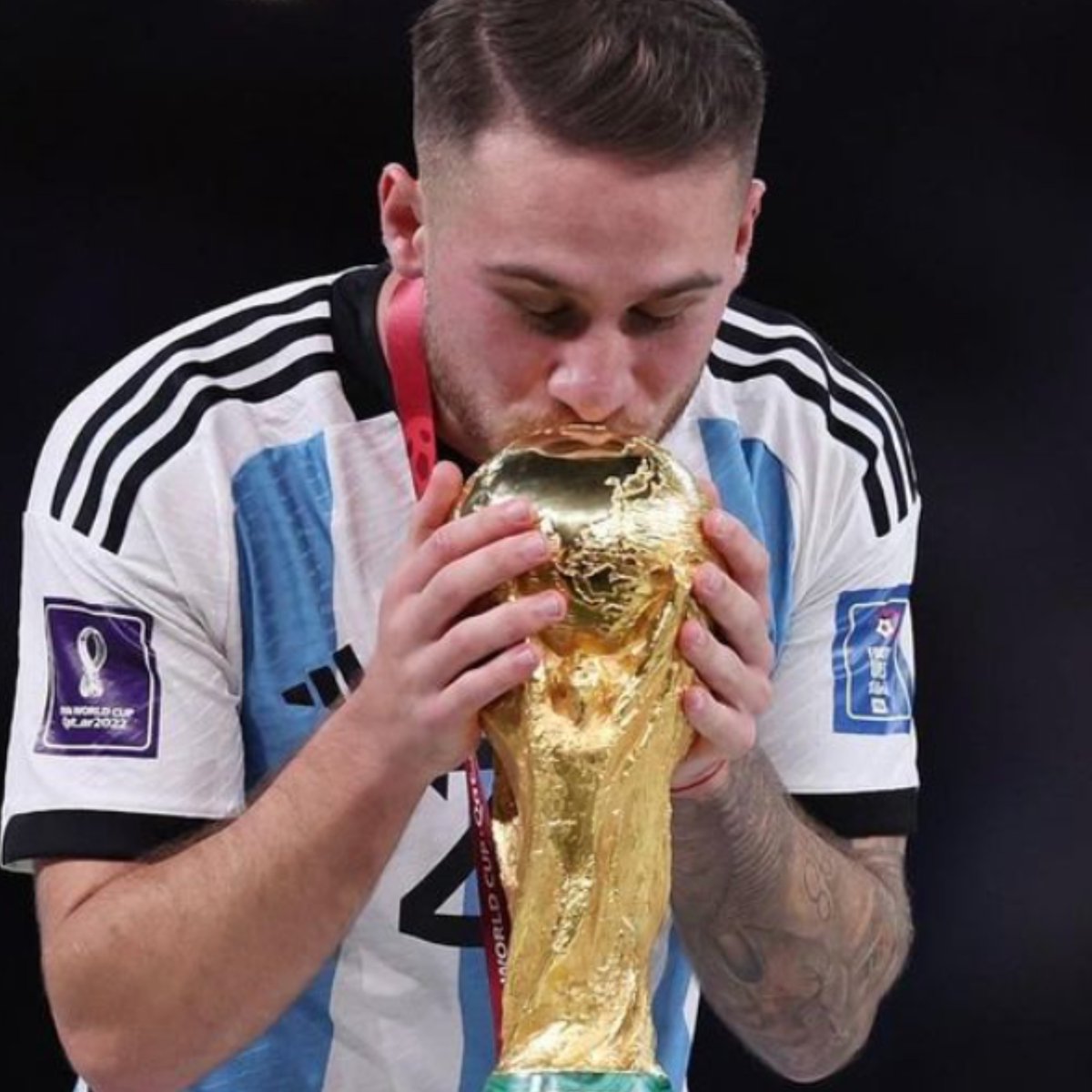 Hablemos de Alexis Mac Allister. Cuando inició la Copa, era suplente y nadie se imaginaba que terminaría siendo uno de los pilares en La Tercera de Argentina. Hoy, en la final del mundo, salió a jugar el partido de su vida. Cuánta jerarquía, criterio y fútbol. FIGURA SILENCIOSA.