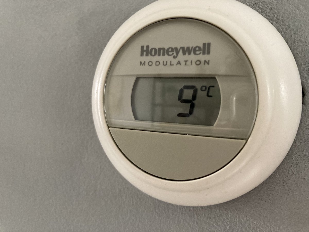 ArmoedeMaaktM's tweet photo. Anoniem: “Mijn energiecontract liep af in september. Mijn nieuwe contract is behoorlijk gestegen, terwijl ik altijd al zuinig was in verbruik (voorheen kwam ik op € 86/maand, nu stelden ze een voorschot van €460 in). Ik woon in een slecht geïsoleerde (sociale) huurwoning 1/5 https://t.co/l5DTJ0thmM