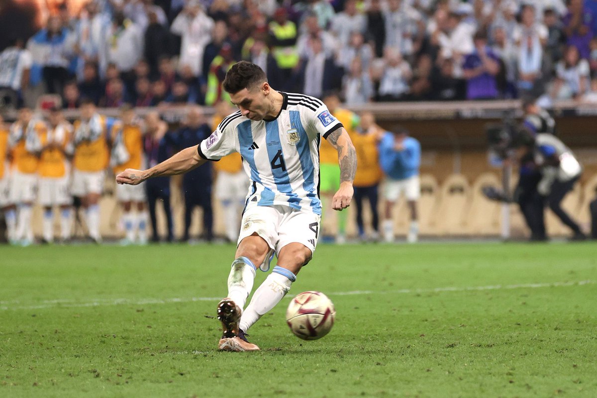 AlbicelesteTalk's tweet photo. The audacity to kick a NO LOOK penalty in a World Cup final. Gonzalo Montiel 👏🤯 https://t.co/S8TsKru5cx
