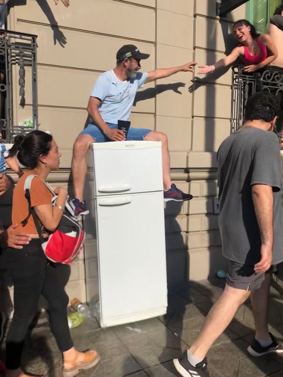 Llegan las imágenes locas de los festejos en Córdoba. Un tipo sacó la heladera a la calle y reparte bebidas en plena Yrigoyen 😂 <a href="/OnlyinCordoba/">Only in Córdoba™</a>