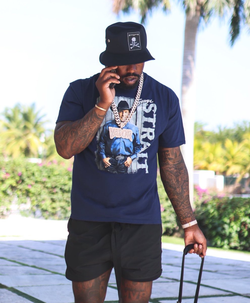 90sCountryChord's tweet photo. Von Miller with the George Straight shirt on.

Real recognizes real. https://t.co/h2s0THSU7I