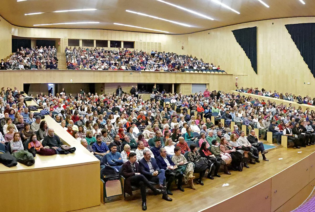 GuadalajaraAyto's tweet photo. 🕊️Esta noche se ha celebrado el concierto benéfico Unidos por la Paz, dirigido por el alcarreño Manuel Fuentes
👀Los fondos recaudados serán destinados a seguir apadrinando a peques de @fvicenteferrer, o subvencionar proyectos de Musicoterapia

↪️📸 Más➕ https://t.co/0yUamHFAyx https://t.co/RAnxY3IRZf