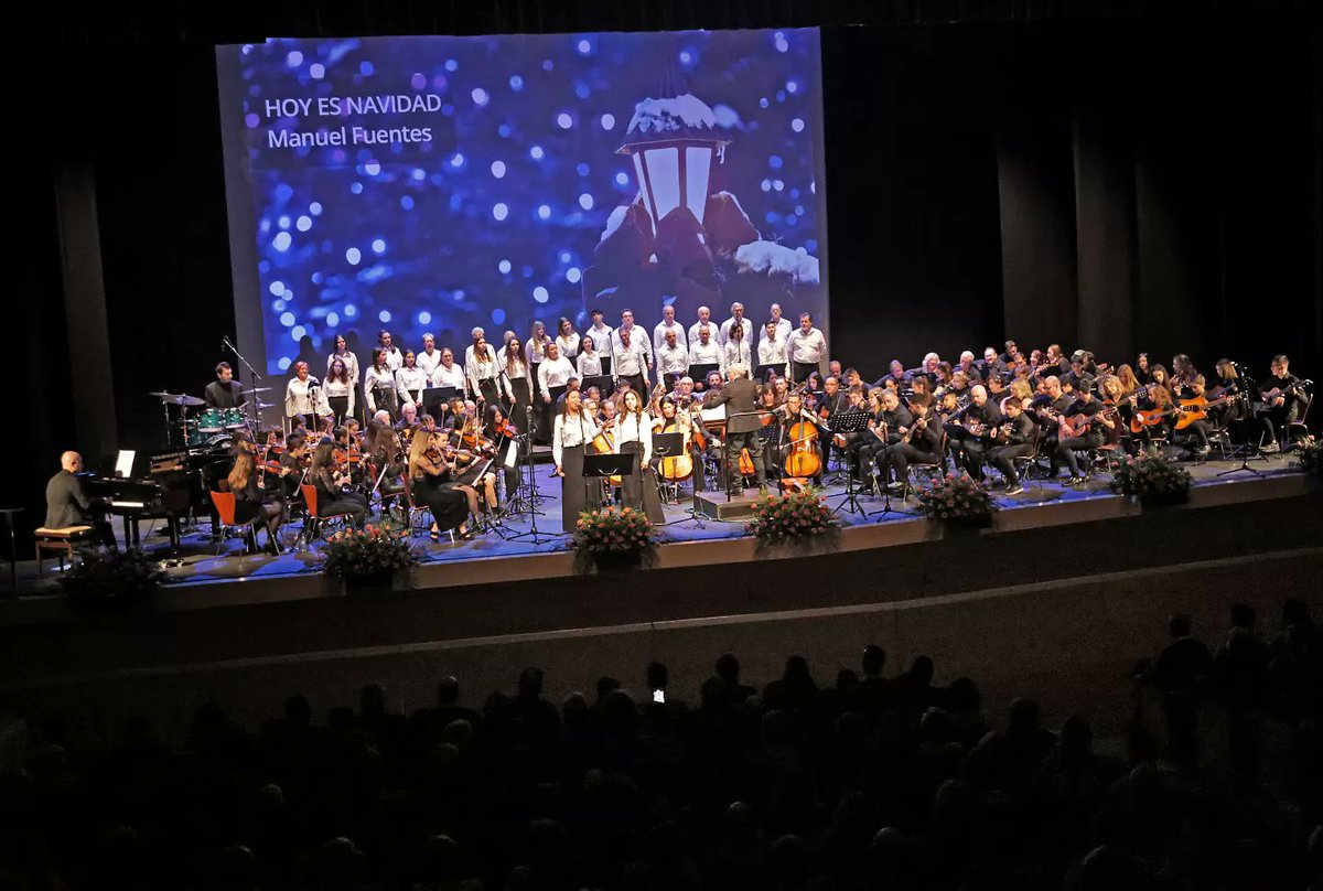 GuadalajaraAyto's tweet photo. 🕊️Esta noche se ha celebrado el concierto benéfico Unidos por la Paz, dirigido por el alcarreño Manuel Fuentes
👀Los fondos recaudados serán destinados a seguir apadrinando a peques de @fvicenteferrer, o subvencionar proyectos de Musicoterapia

↪️📸 Más➕ https://t.co/0yUamHFAyx https://t.co/RAnxY3IRZf