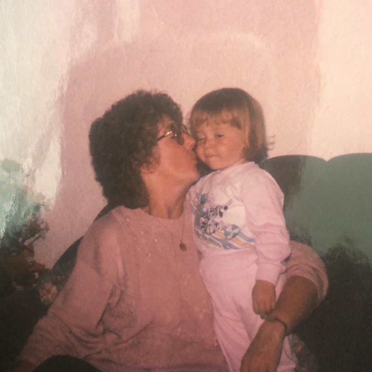 angemurphy90's tweet photo. Last night we very suddenly lost the heart of our family, and it’s safe to say we weren’t ready💚
A lady with so much strength. 
At this time of year hold your family that bit closer &amp; always remember to say what’s in your heart, you never know when it will be your last time. Ax https://t.co/KOfDbFw0SH