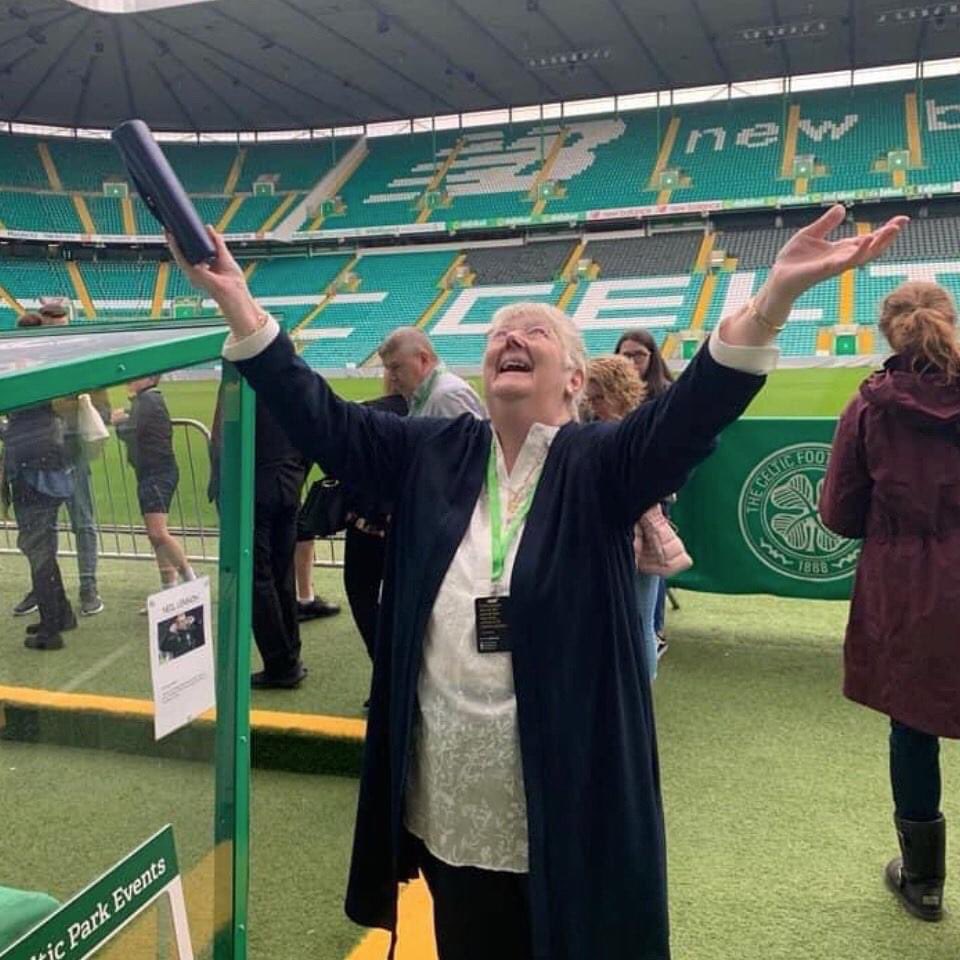 angemurphy90's tweet photo. Last night we very suddenly lost the heart of our family, and it’s safe to say we weren’t ready💚
A lady with so much strength. 
At this time of year hold your family that bit closer &amp; always remember to say what’s in your heart, you never know when it will be your last time. Ax https://t.co/KOfDbFw0SH