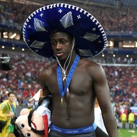 SomosAnalistas_'s tweet photo. 2022: Un mexicano le regala un sombrero a los jugadores de Argentina, lo rechazan y lo llaman bobo

2018: Un Mexicano le regala un sombrero a Francia

Pogba y Mendy: https://t.co/mSKseywdd3