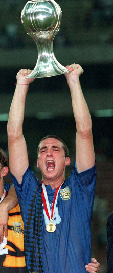 VSportsTM's tweet photo. Lionel Scaloni, con la Copa del Mundo Qatar 2022. Y con la misma camiseta con la cual levantó la Copa del Mundo Sub 20 en 1999. https://t.co/avZzTEh08g