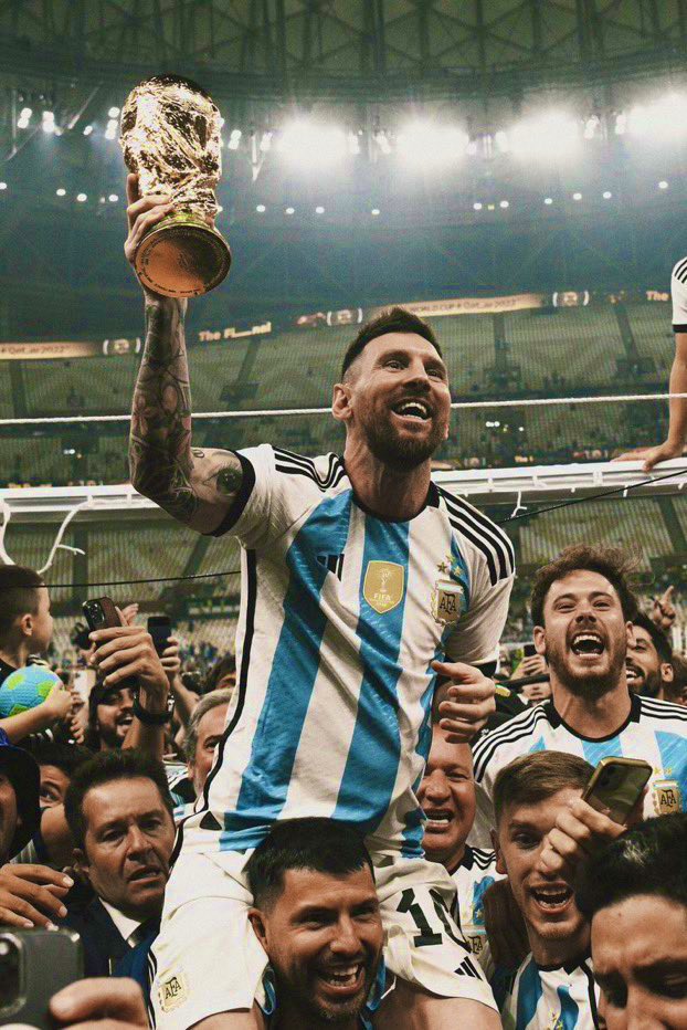 El fútbol puso la cosas en su lugar. Sonríe Messi, sonríe un país. ¡Somos campeones del mundo! Salud, Argentina