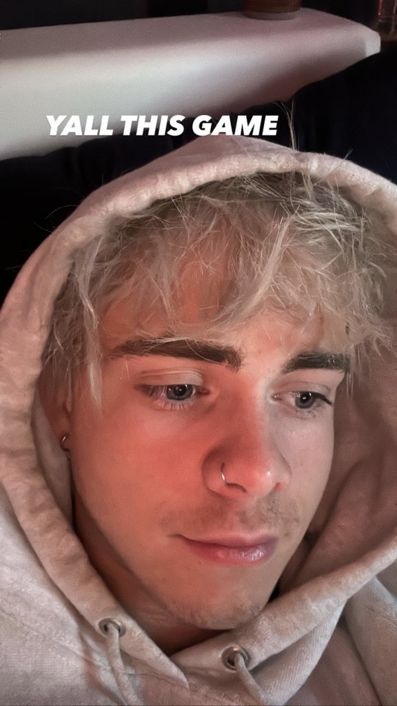 archbesson's tweet image. Lionel Messi won the World Cup 
We won a Corbyn Besson selfie