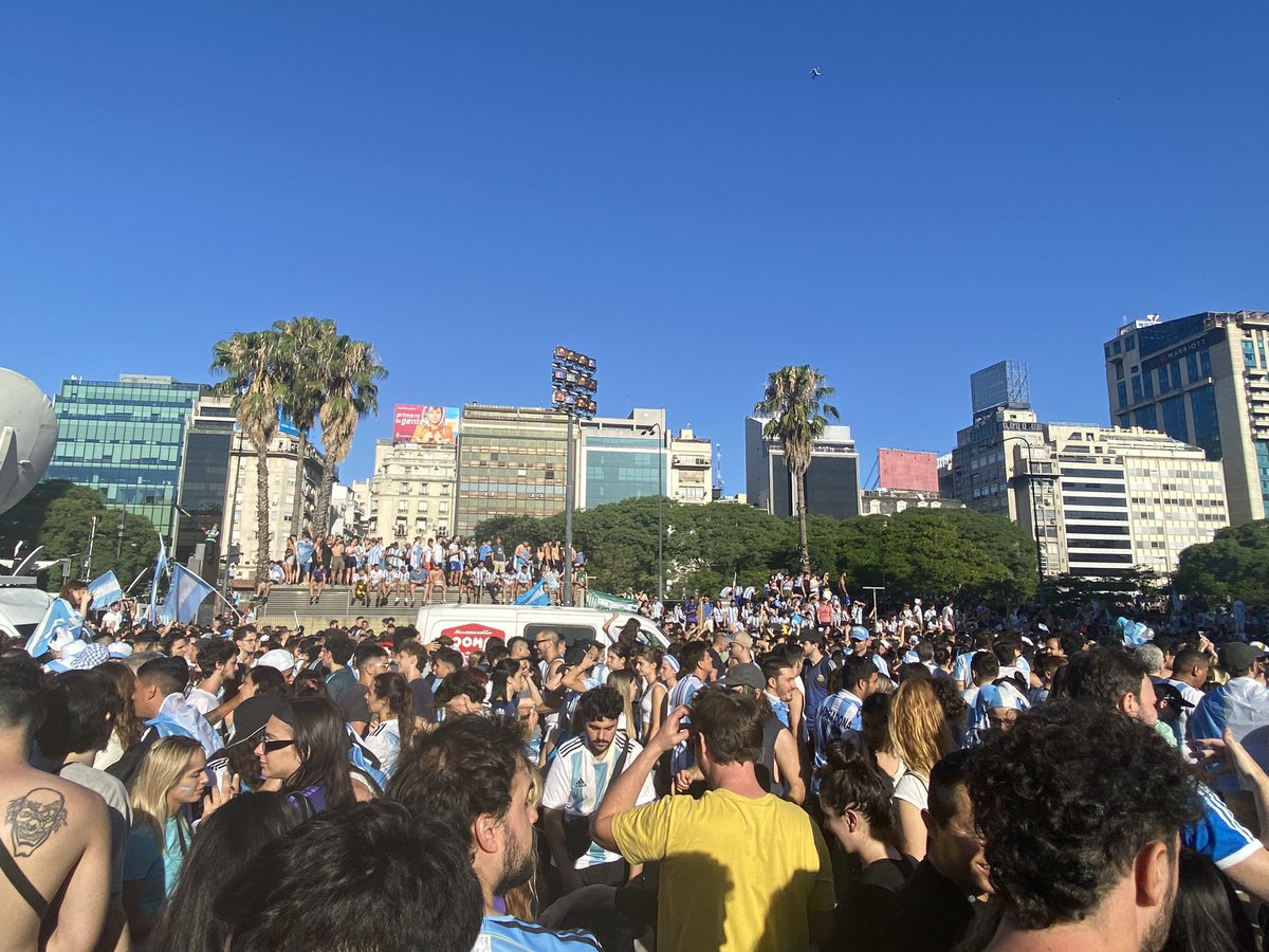 Hermano lo que se vive acá 🇦🇷, es indescriptible, nunca vi una tierra que sienta así el fútbol! Te amo Messi, te amo fútbol ⚽️