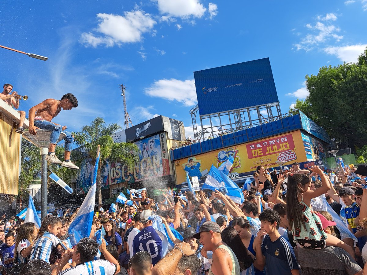 JChenque's tweet photo. Complete madness in Carlos Paz after Argentina has won the 3rd World Cup in history

#WorldCupFinal #Qatar2022 #ArgentinaVsFrance #Argentina #heartofargentina #Cordobacapital #Messi𓃵 https://t.co/Vs7KzvwdDw
