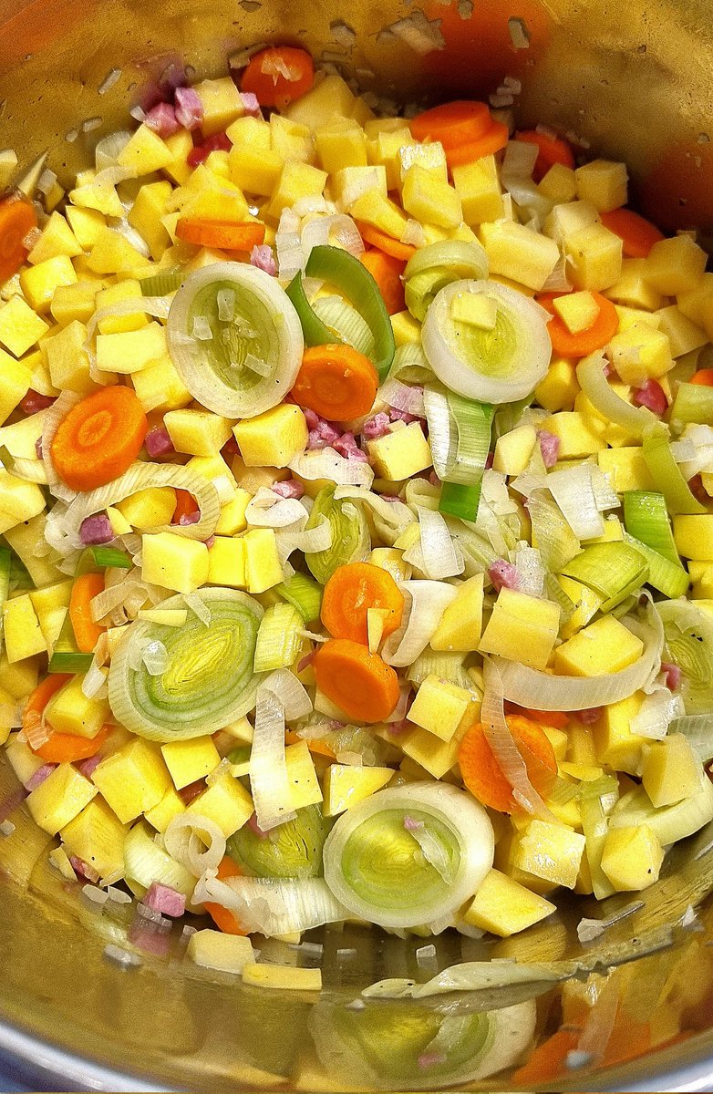 herzenskueche's tweet photo. Die Basis für Oma's
Kartoffelsuppe
#Food #Foodie #foodies #yummi #healthyrecipes #healthyeating #Suppe #soup #delicious #fitness #homemade #homecooking #KochNetwork #Cooking #lecker #hobbychef https://t.co/uHjMJsq23A
