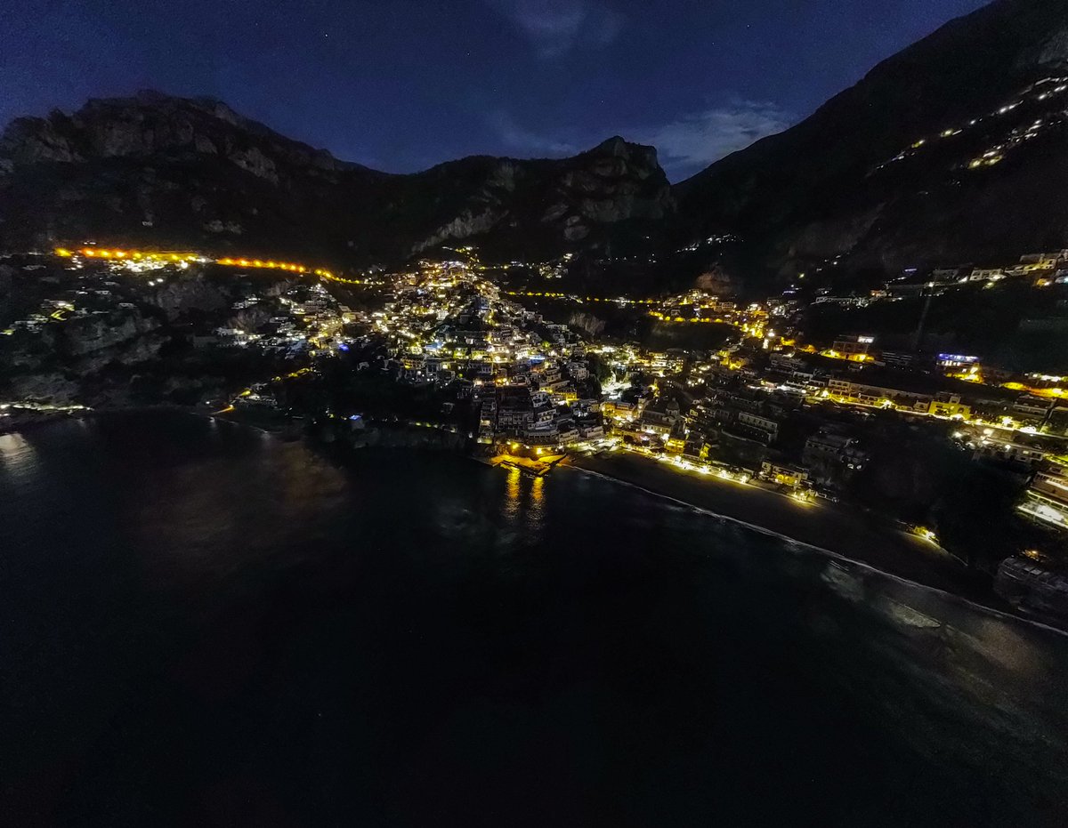 Positano 😍🌃

#amalficharter #amalficharterexperience #amalficoast #positano #positanocoast #positanoitaly #travelawesome #beautifuldestinations #destination_italy #discoverearth  #visititaly #welivetoexplore #travelgram #passionpassport #italianstyle #wanderlust #italyp