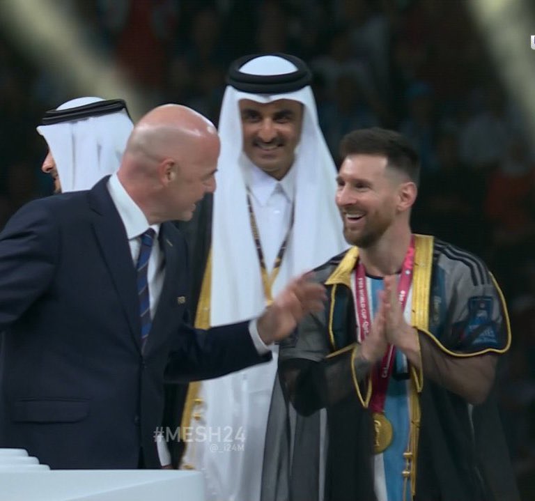 الشيخ ليونيل ميسي يرتدي البشت ❤️