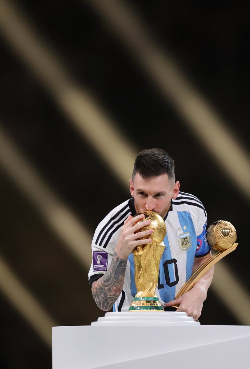 sport's tweet photo. 😘🏆 ¡Ya la puedes besar, Messi!

#FIFAWorldCup https://t.co/xP5etrMFis