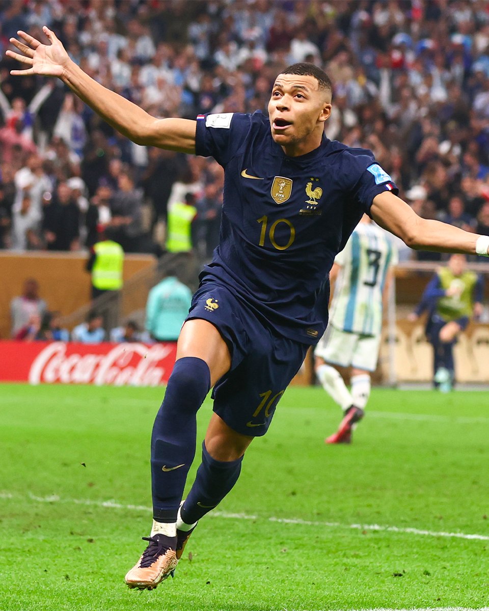 PSG_inside's tweet photo. 3️⃣ buts en finale, 8️⃣ buts dans la compétition, bravo @KMbappe, meilleur buteur de la Coupe du monde ! 👏❤️💙

🏆 #FromParisToQatar https://t.co/FbAwdjrYp4