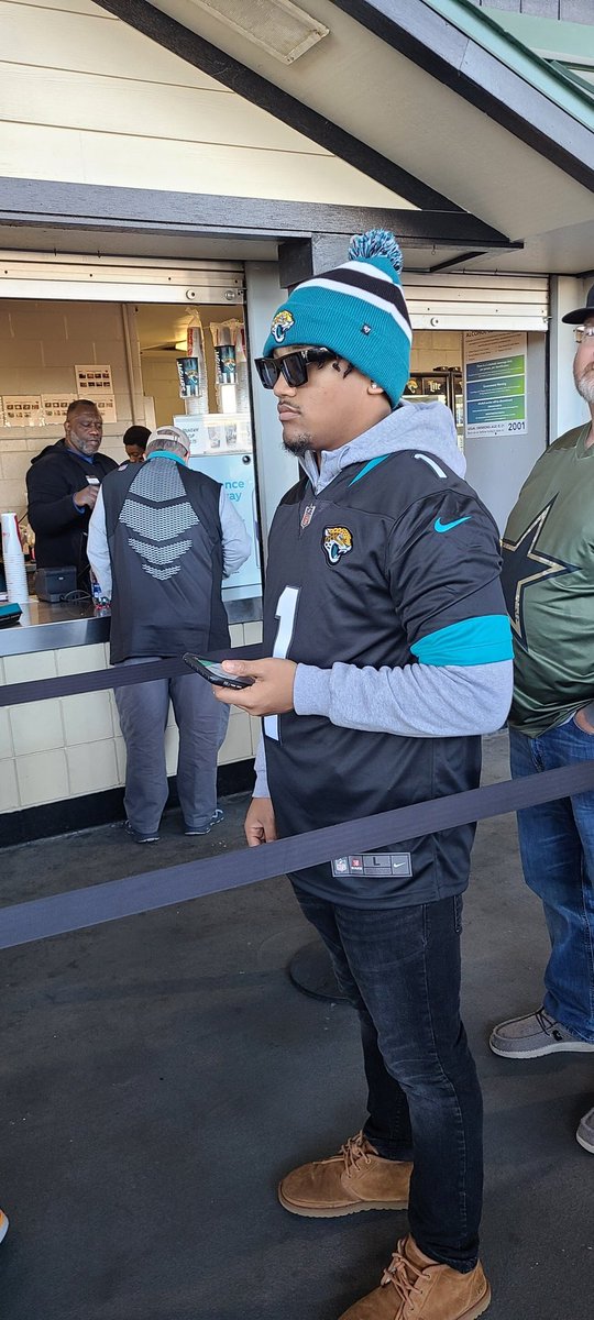 Scott_2omega's tweet photo. My Dude. Spence....
Supporting Etienne 🏈💪
#DUUUVAL https://t.co/DaSNTYtEyk