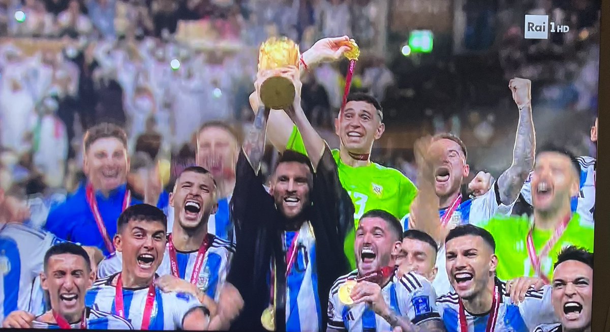 Credo non perdonerò mai #RaiSport che, dopo averlo ingaggiato per trasmettercele, ci ha privato del racconto e delle emozioni di <a href="/leleadani/">Daniele Adani</a> nel giorno più bello di un intero popolo che riconosce e celebra il figlio di #Dios10 come degno suo erede in una finale mondiale vincente.