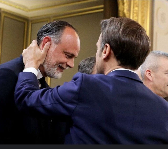 Je sais pas vous, mais moi je ne supporte plus de voir Macron attraper la tête de tous ceux qu'il croise en mode "bon chien chien" 🙄 
#fraarg #WorldCup #Deschamps