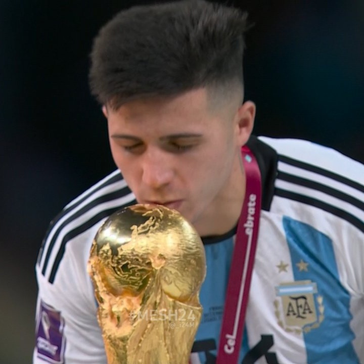 havearendezvous's tweet photo. Enzo Fernández besando la copa? nunca pensé que iba a desear ser un mineral. https://t.co/5ryN7zJghy