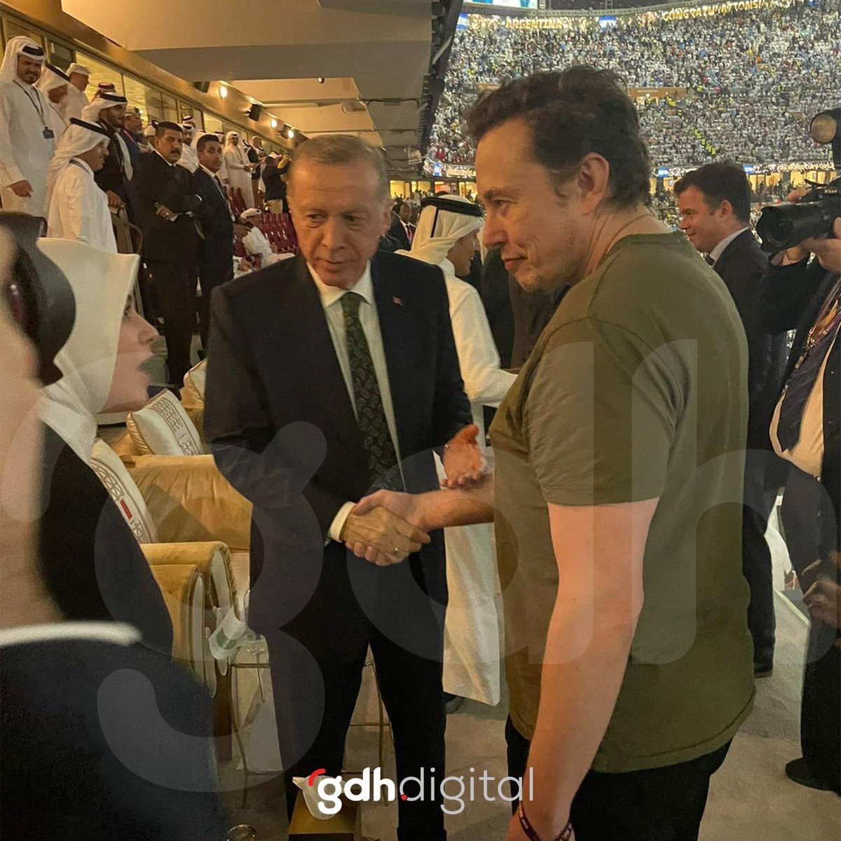 Dünya Kupası Finali’nde Elon Musk Cumhurbaşkanı Erdoğan’ın yanına gelerek sohbet etti.