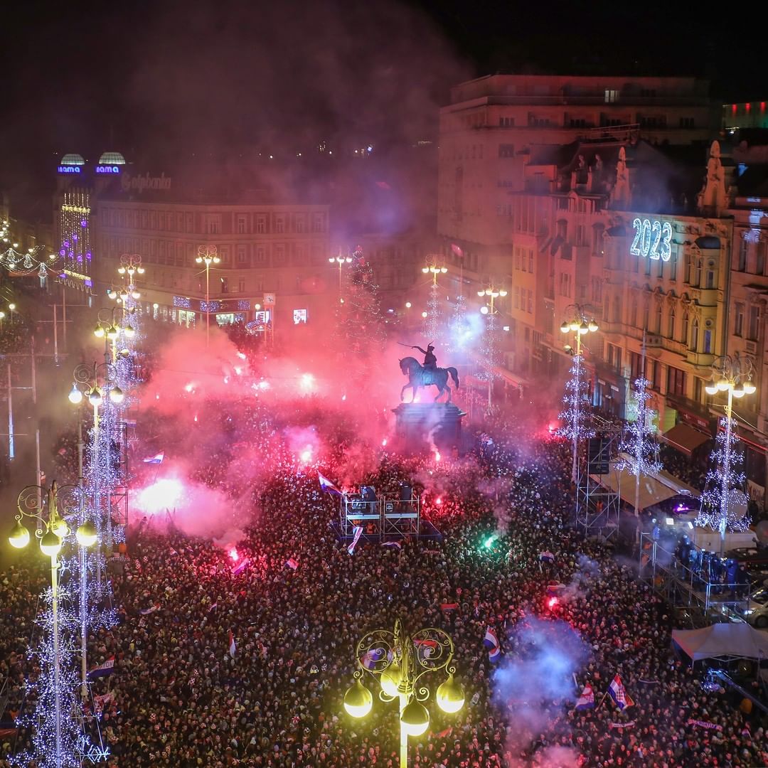 zagreb_tourist's tweet photo. Vatreni are back home! 🔥🥉🇭🇷❤️
You are our pride! Zagreb and the whole Croatia thank you from the bottom of our hearts for a superb game! 🇭🇷❤️🇭🇷

📸 @pixsell_photo 

#Zagreb #VisitZagreb #LoveZagreb #Qatar2022 #Vatreni #fifaworldcup2022 https://t.co/qsc9vTK2SO