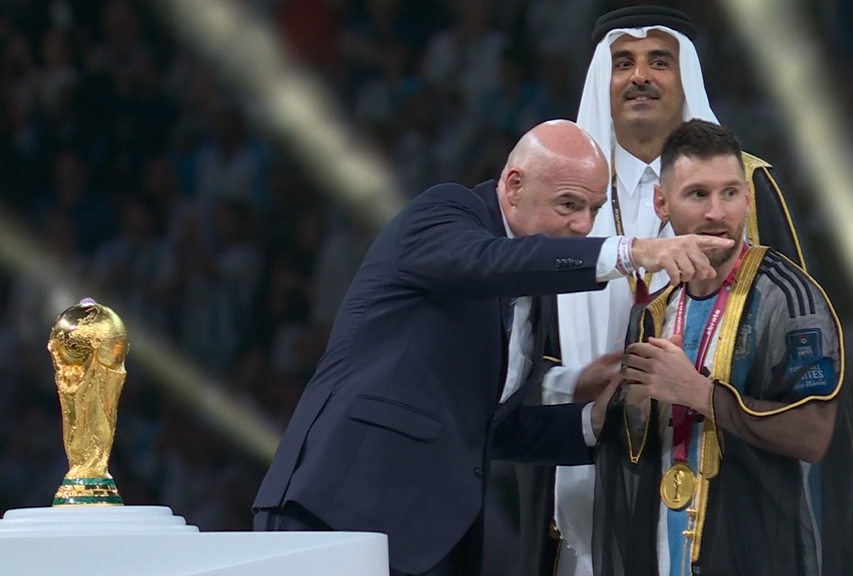 Am Ende der #WM2022 in #Katar2022 bleibt dieses Bild. Die Instrumentalisierung einer Sportart durch einen narzisstischen Monarchen und einen korrupten Sportfunktionär. Der Spieler ist nur noch die Marionette.
 #FIFAWorldCup