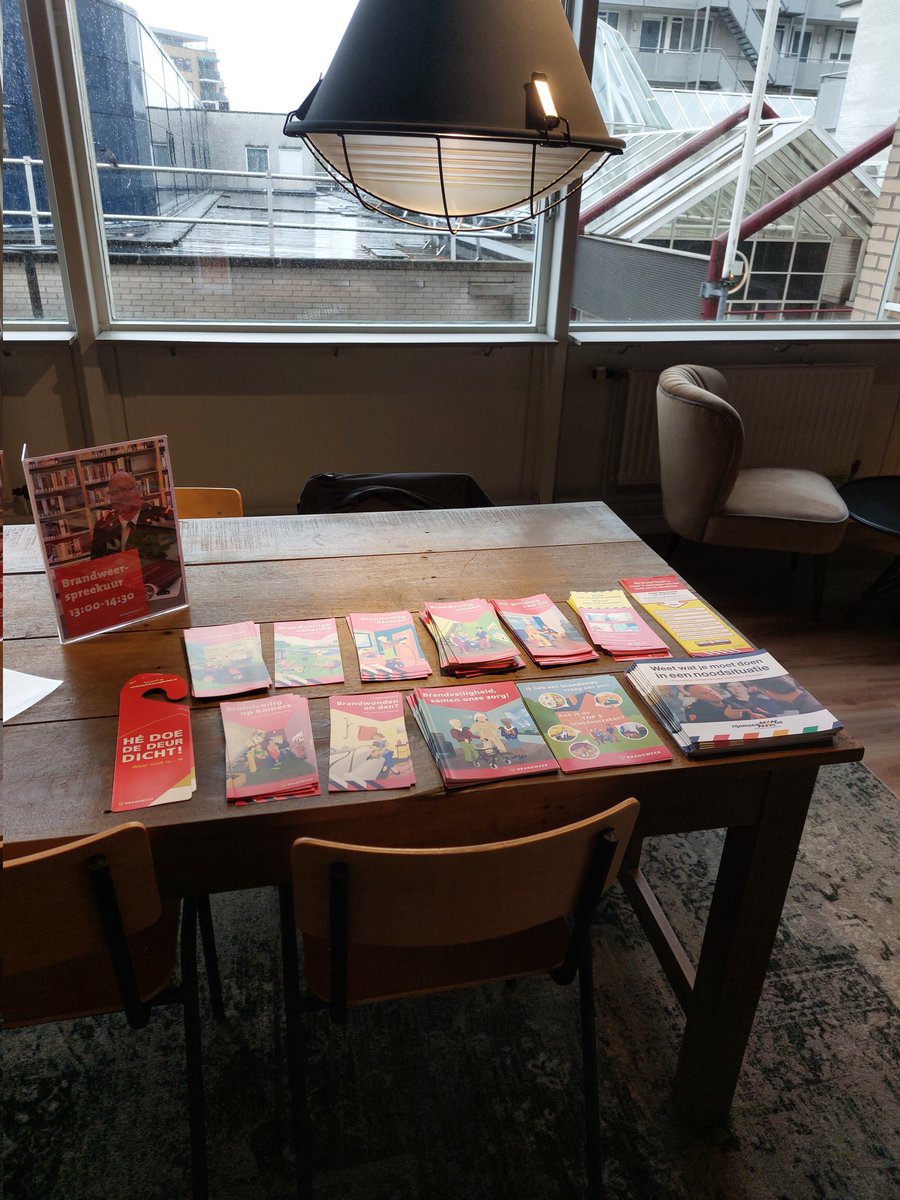 Maandag middag van 13.00 tot 14.30 uur het laatste brandweerspreekuur van dit jaar.
Als u vragen heeft, advies wilt, of zomaar een praatje wil maken bent u welkom in de bibliotheek in Capelle ad IJssel op het stadsplein