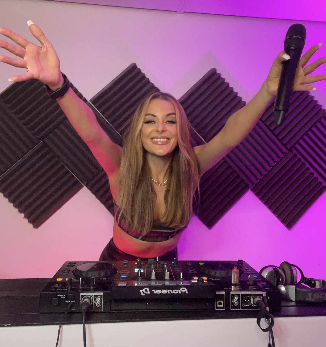 MILAFALLS's tweet image. Yessss!!!! My 15th release to go past 1 million streams!! ‘Sober’ 💜💜💜 @Alcemistuk @DnbAllstars dnballstars.lnk.to/Sober