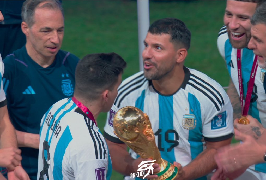 OfficialVizeh's tweet photo. Sergio Aguero's Career was ended not on his own terms, he got robbed the chance to be in the WC Squad

To see him lift the greatest trophy of all with his teammates, is truly what football is about🏆❤️ https://t.co/x2OgXZAZtq