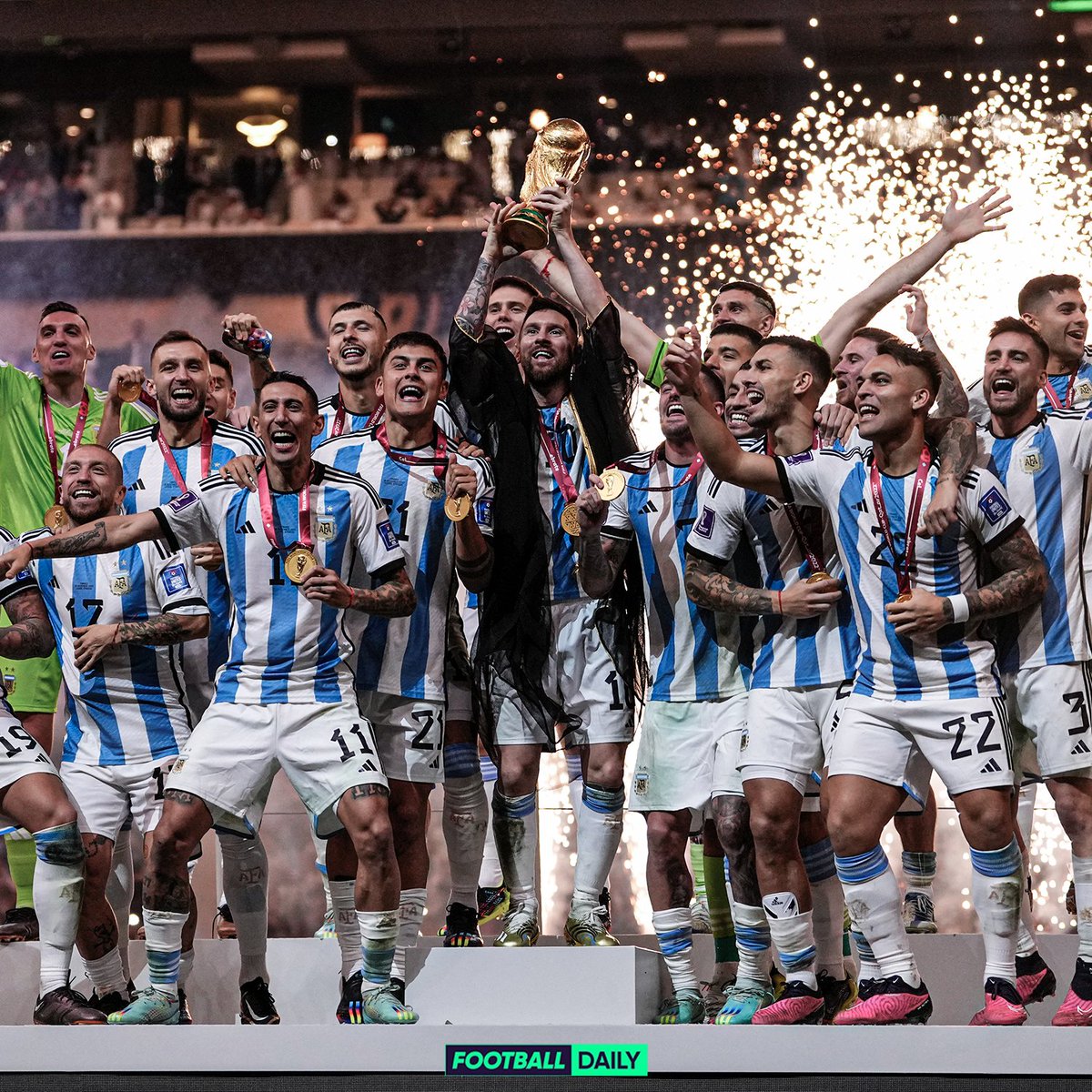 The greatest player of all time lifting the greatest trophy of all time 🏆🇦🇷

#FIFAWorldCup