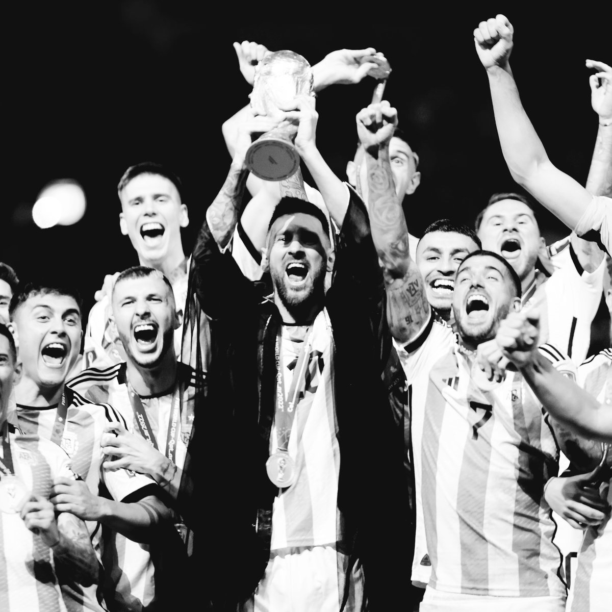 Ciertos reyes no viajan
en camello, ellos andan
al tranco del amor.

Solari-Beilinson