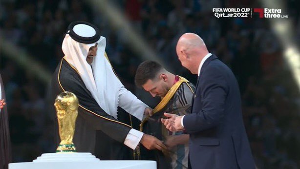 saadiahmufarreh's tweet photo. حركة ارتداء #ميسي للبشت، رد اعتبار أكثر من رائع للزي العربي والذي طالما كان مثار سخرية الغرب وأفلام هوليوود.
 
#شكرا_قطر 
#كأس_العالم_2022_قطر https://t.co/J2x1qhSglS
