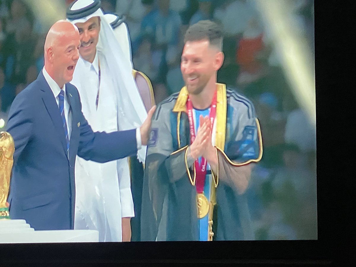 moltov80_'s tweet photo. الحين يجيك عنزي ويقولك ميسي قاعد يدح 😂 https://t.co/j9teHbTd5d